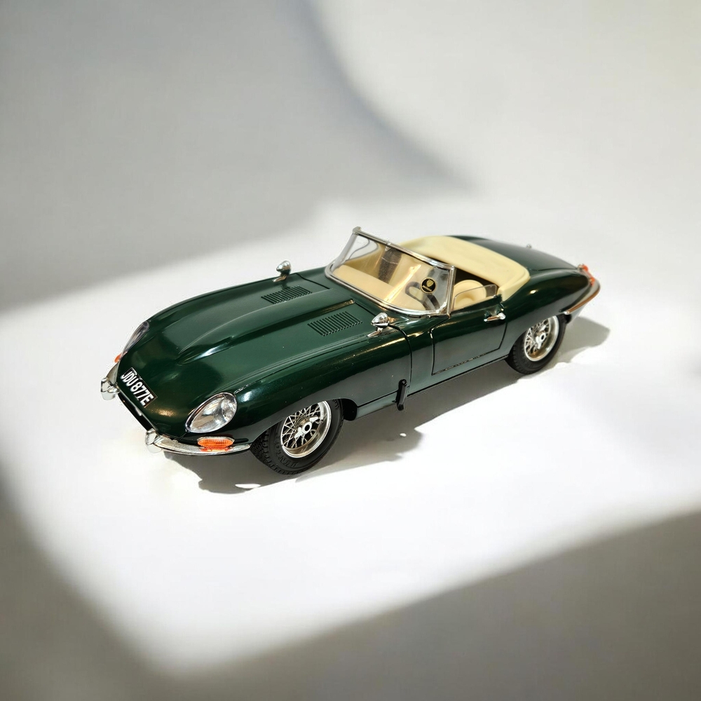 1961 Jaguar E‑Type Cabriolet – 1:18 Scale Diecast Model Car (Bburago)